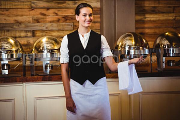 站立微笑 女招待的餐饮服务艺术